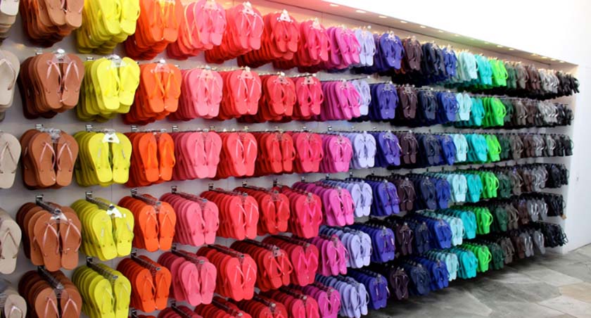 várias sandálias havaianas coloridas em loja