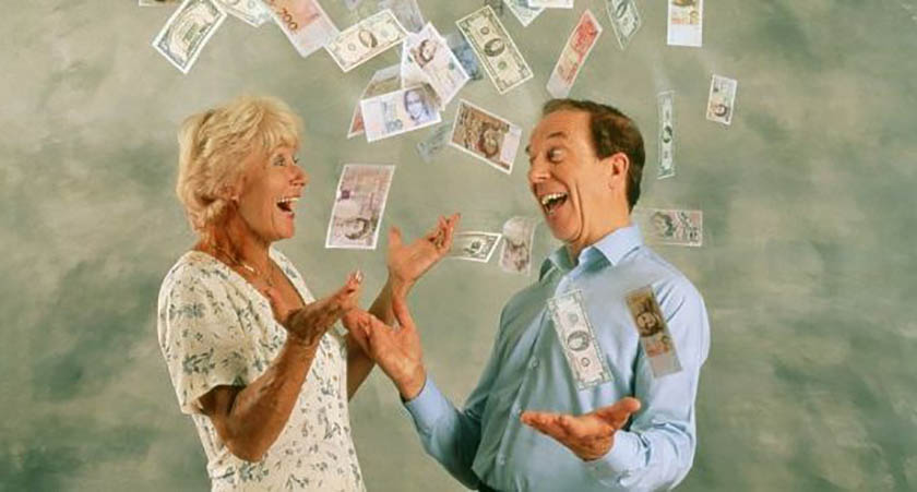 homem e mulher sorrindo jogando dinheiro no ar